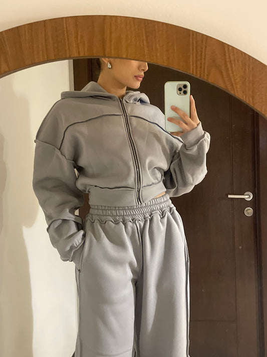 Pants de sudadera y pantalón street style tono gris.