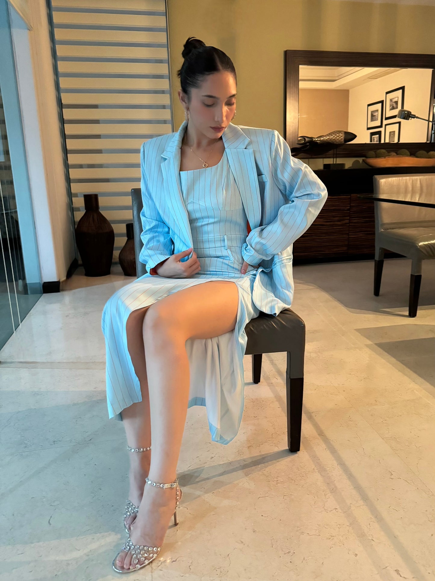 Conjunto dos piezas de vestido y blazer estampado rayas azul cielo con toques de naranja.