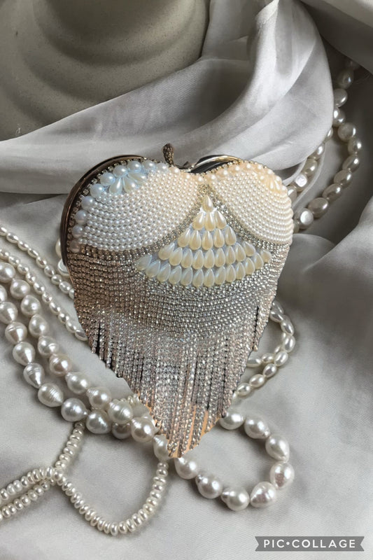 Corazón en perlas, tonos plata.