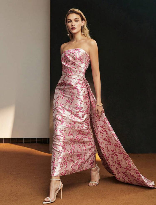 Vestido de fiesta rosa drapeado con estampado.
