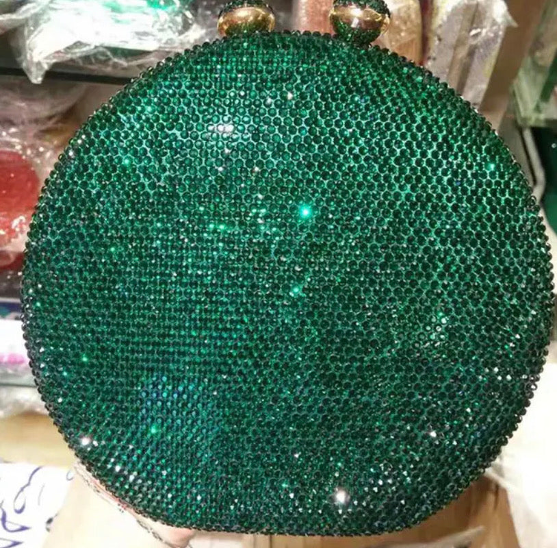 Bolso de mano forma redonda  con pequeños diamantes.