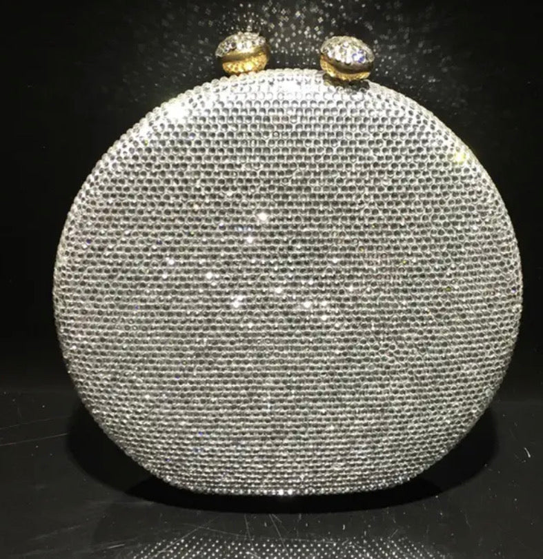 Bolso de mano forma redonda  con pequeños diamantes.
