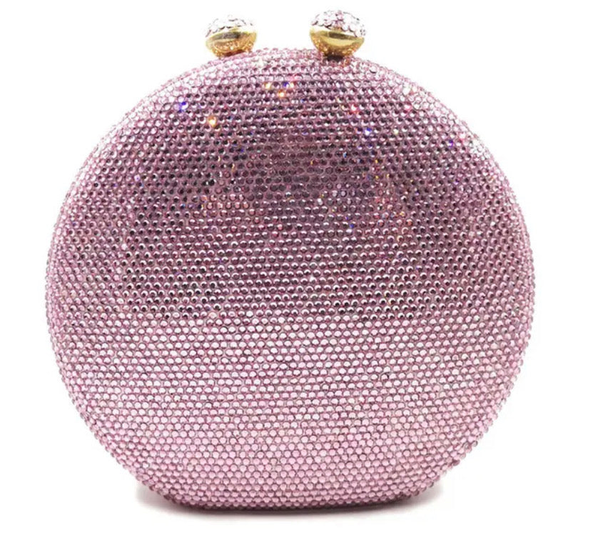 Bolso de mano forma redonda  con pequeños diamantes.