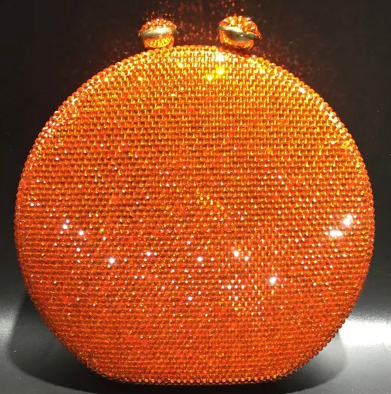 Bolso de mano forma redonda  con pequeños diamantes.