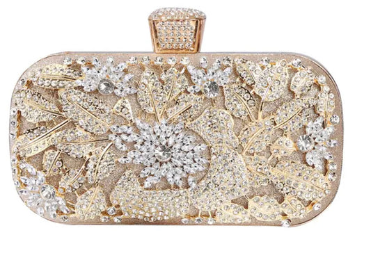 Clutch con diésel o floral de metal y pedrería base beige y detalles plata y dorado.