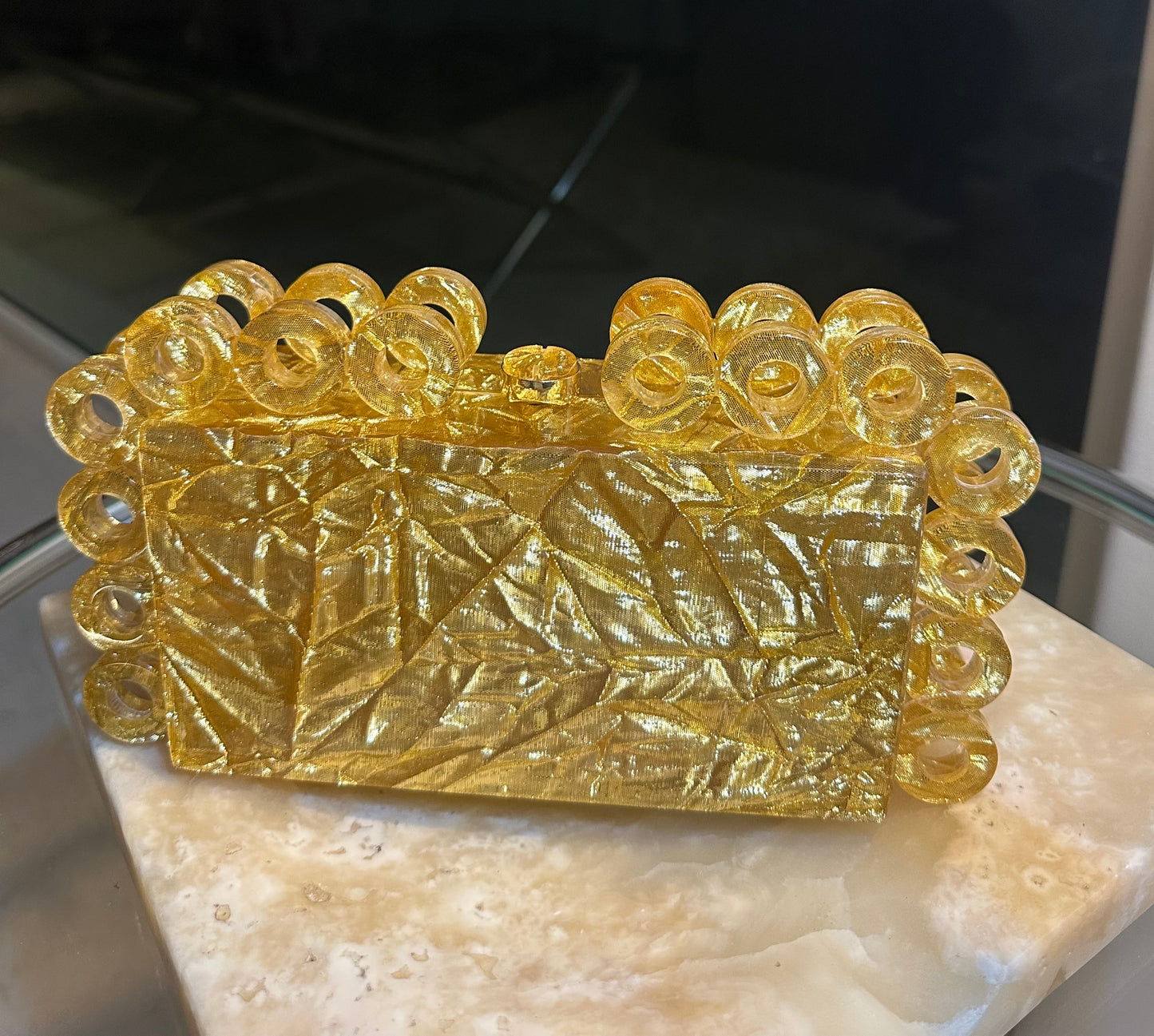 Bolso de mano de acrílico para mujer color dorado