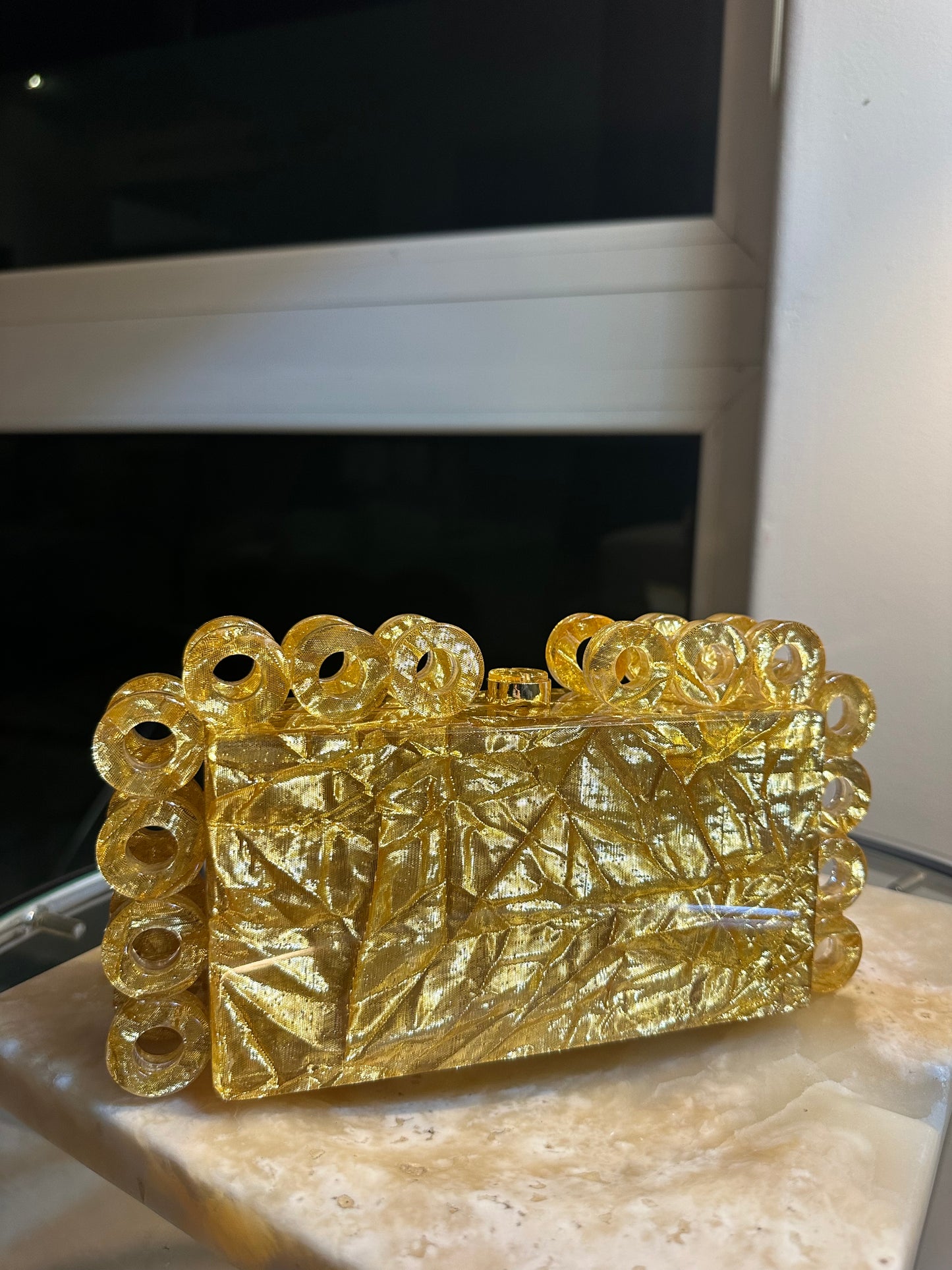 Bolso de mano de acrílico para mujer color dorado