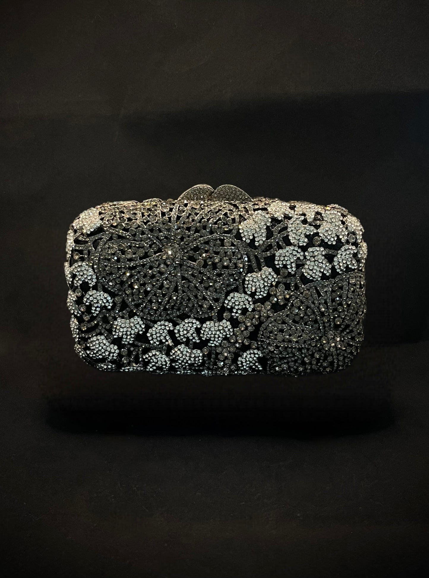 Bolso de noche de cristal gris y plata.