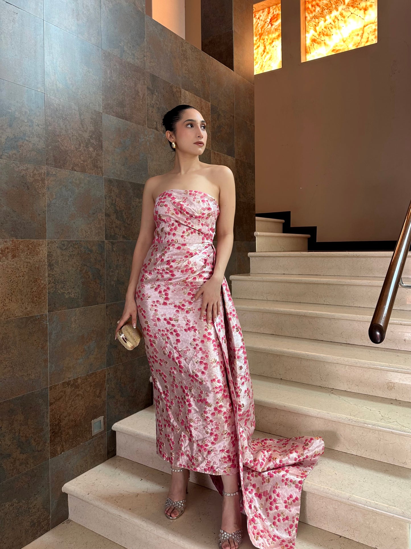 Vestido de fiesta rosa drapeado con estampado.