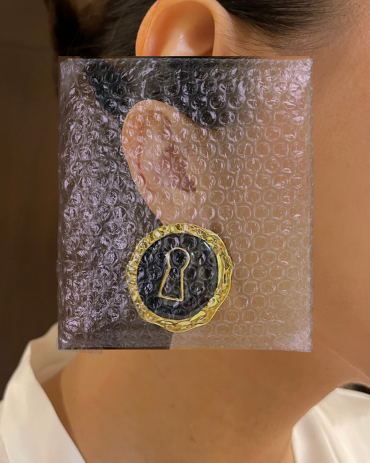 Aretes oversize dupe schiaparelli blanco/negro.