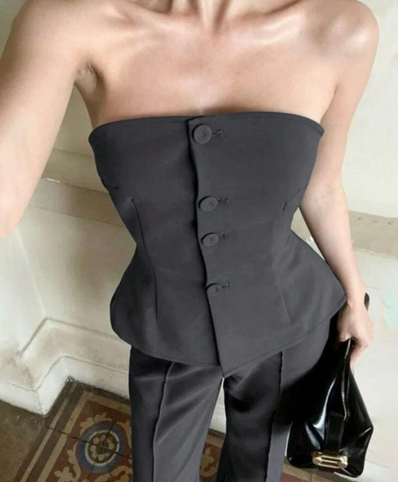 Conjunto top strapless y pantalón gris