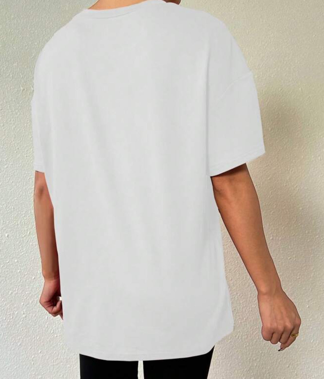 Blusa blanca con flor negra 3D.
