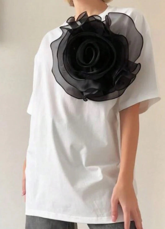 Blusa blanca con flor negra 3D.