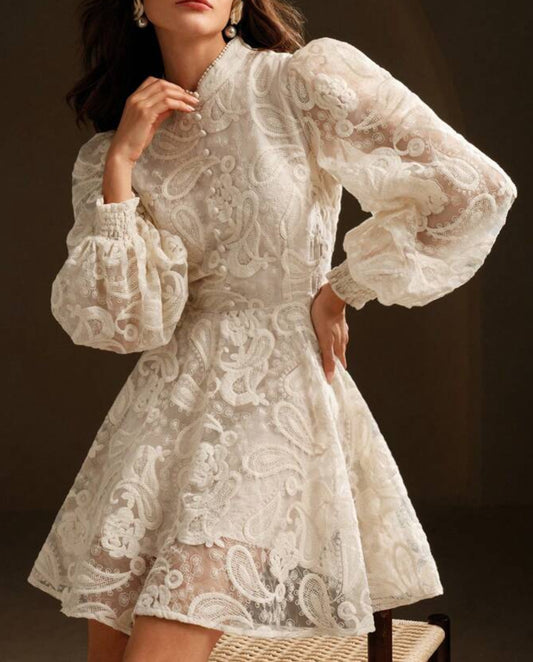 Vestido coctelero beige con detalles de bordado