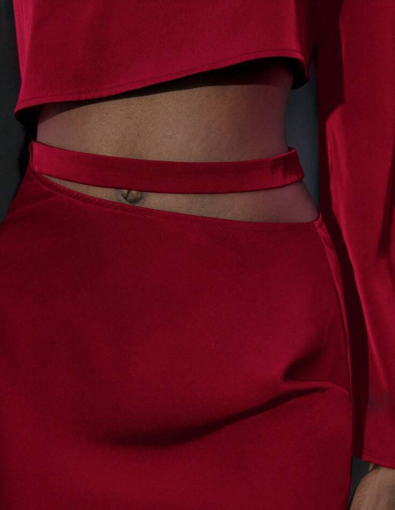 Vestido de manga larga con apertura en cintura color rojo.