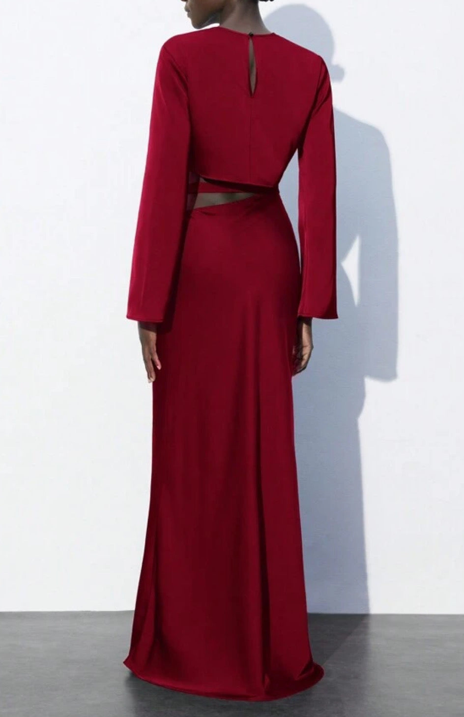 Vestido de manga larga con apertura en cintura color rojo.