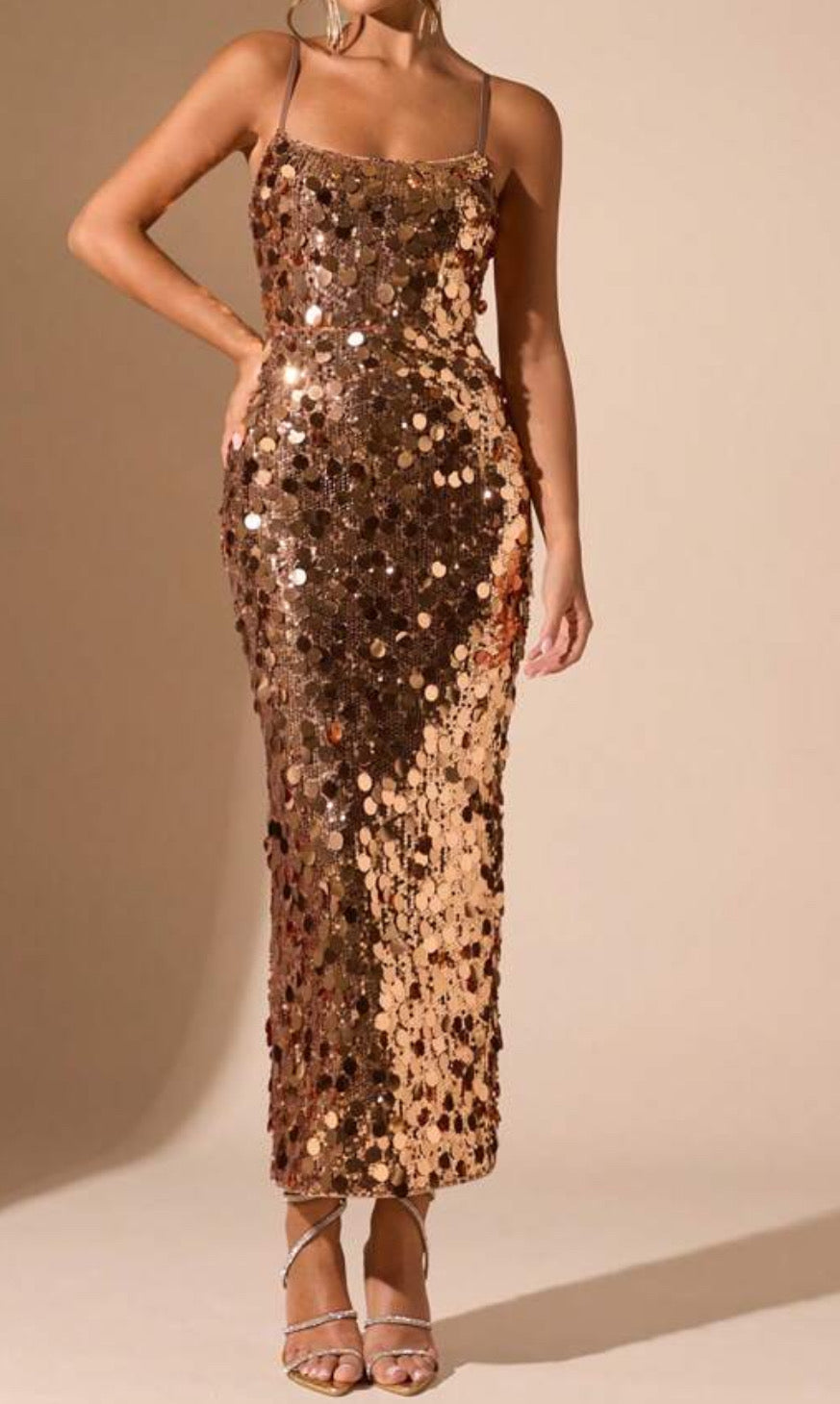 Vestido de fiesta lentejuelas color dorado.