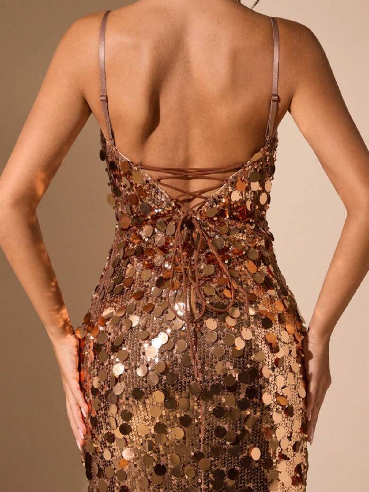 Vestido de fiesta lentejuelas color dorado.