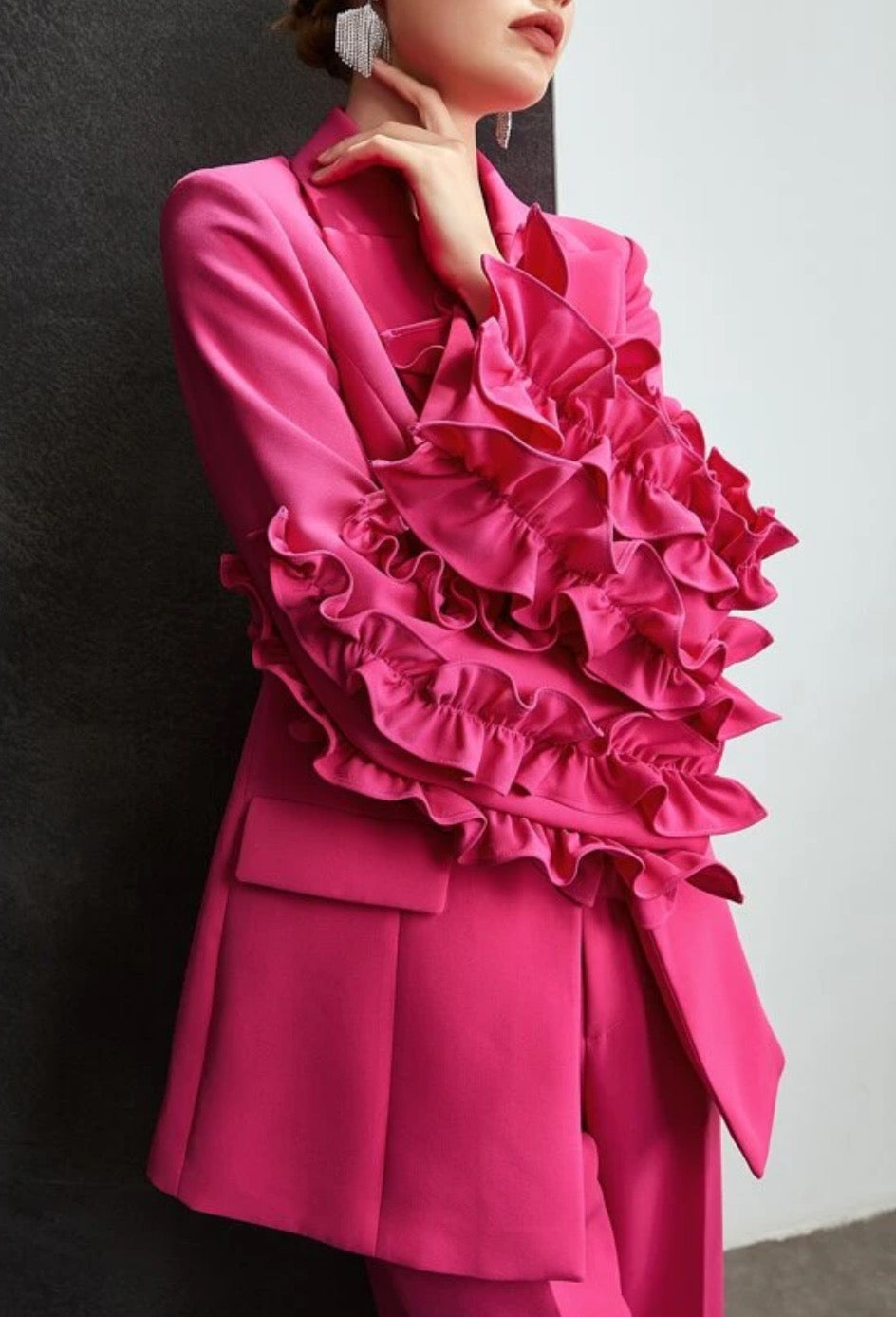 Blazer estructurado rosa fucsia mangas de flores.