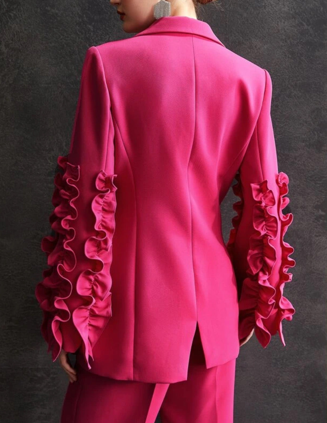 Blazer estructurado rosa fucsia mangas de flores.