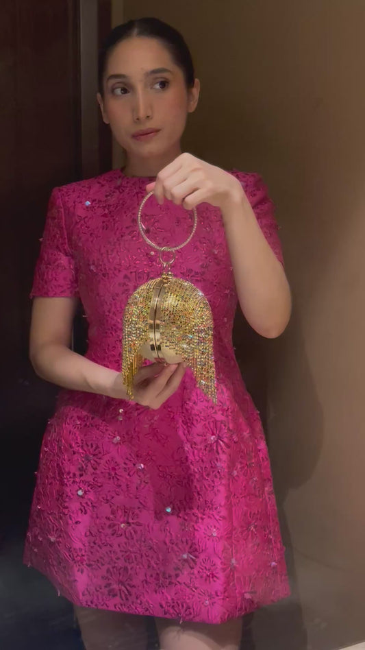 Bolso de mano bola circular con pedreria colgante de colores.