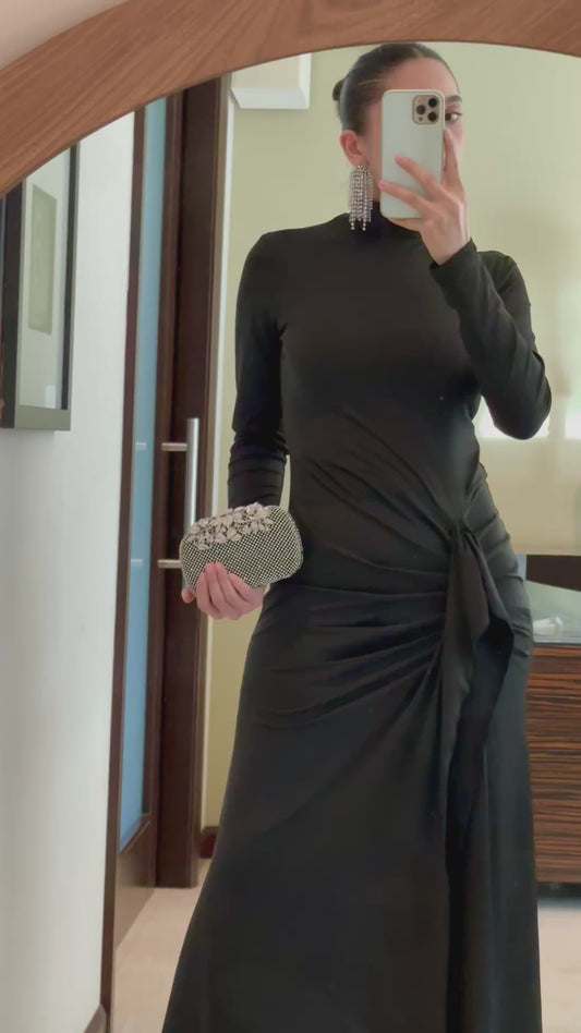 Vestido color negro apertura